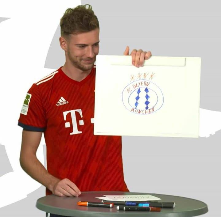 Leon Goretzka w minutę miał narysować herb Bayernu. NARYSOWAŁ :D